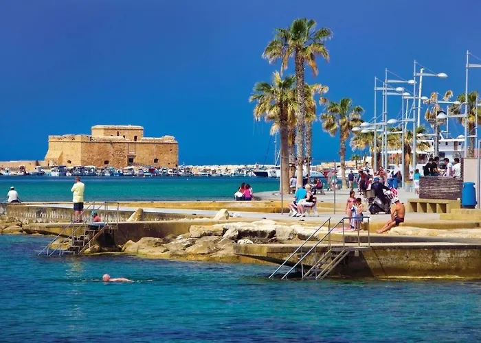 Black & White By Emmelia Group *