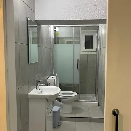 Black & White By Emmelia Group Daire *