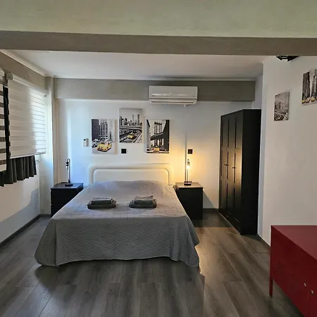Black & White By Emmelia Group Apartment