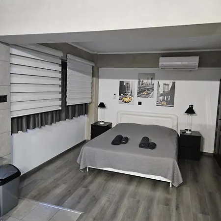 Black & White By Emmelia Group Apartment *